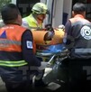 Mientras limpiaba, una mujer adulta mayor cayó dentro de una tumba abierta. Mientras limpiaba, una mujer adulta mayor cayó dentro de una tumba abierta.