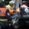 Mientras limpiaba, una mujer adulta mayor cayó dentro de una tumba abierta.