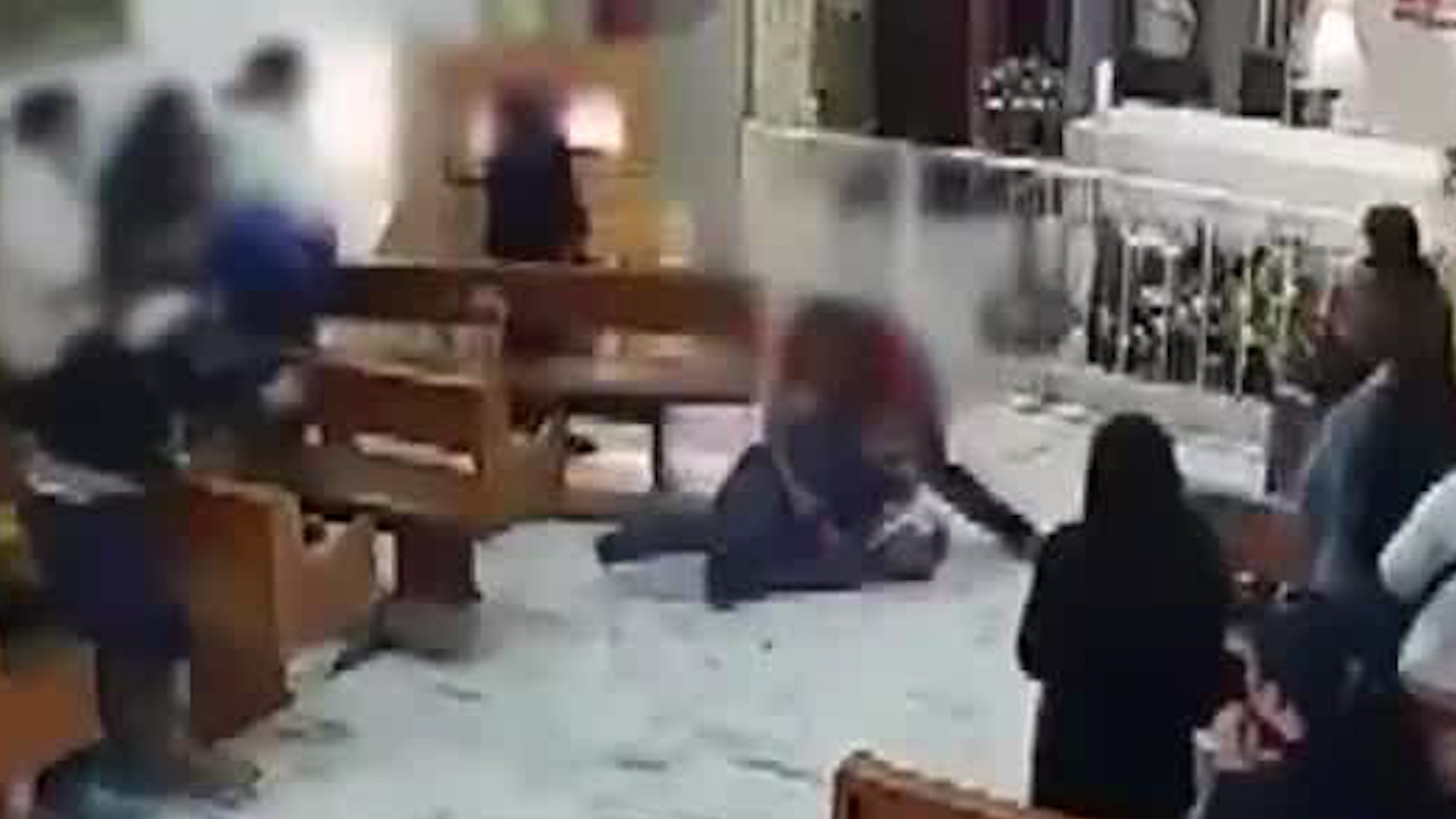 Los hechos se dieron en la Parroquia de Santa María Magdalena de Atlicpac, donde un hombre con un cuchillo de cocina intentó agredir a uno de los asistentes.