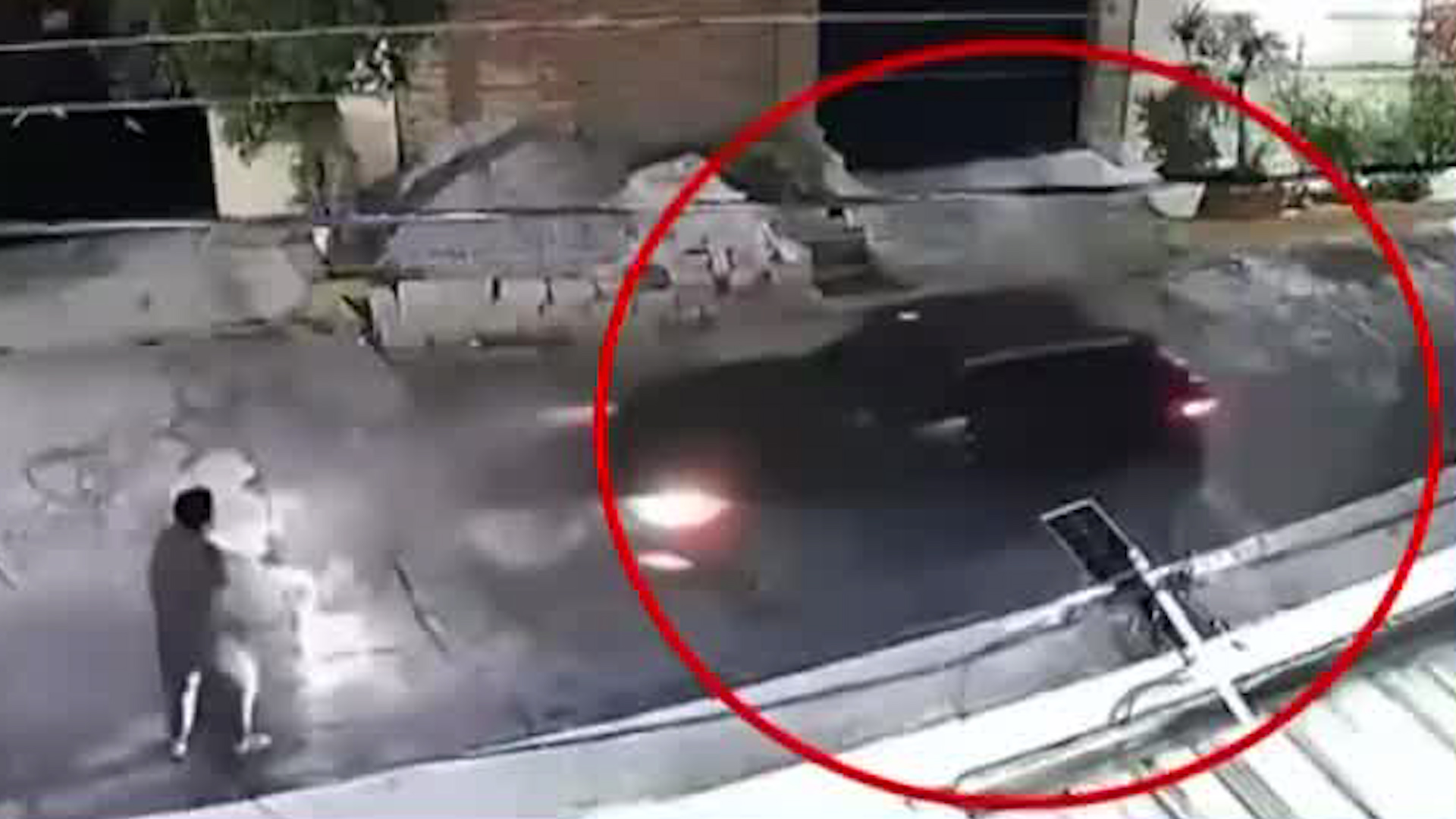 Los hechos ocurrieron la colonia El Parque, donde dos hombres bordo de una moto asaltan a una familia que iba a bordo de su camioneta.