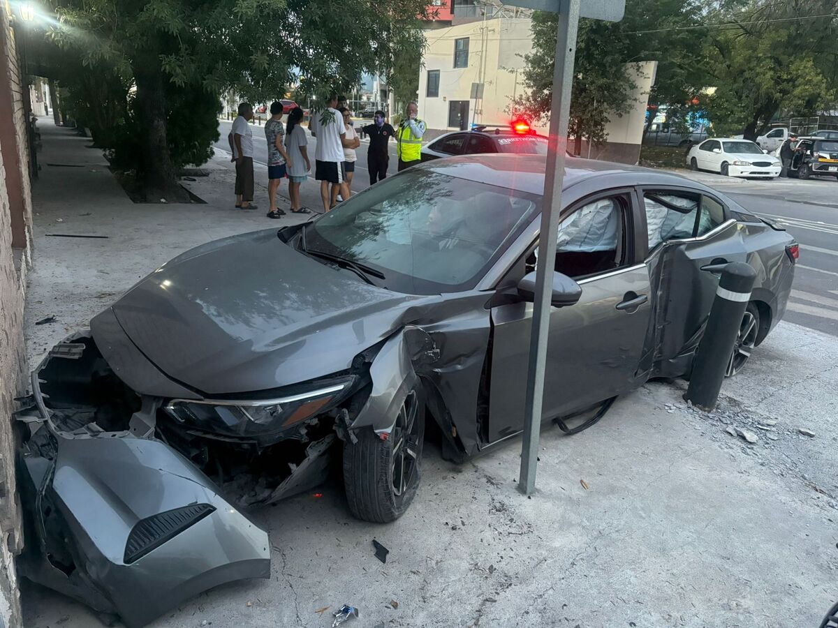 Un automóvil chocó contra la pared de un negocio en la colonia Nuevo Repueblo en Monterrey, dejando cuatro personas lesionadas.
