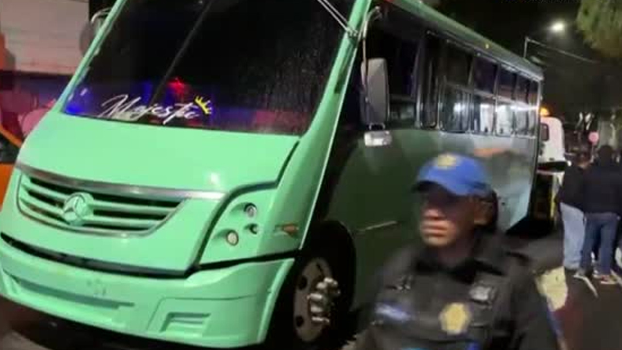Una unidad del transporte público cayó a un socavón en la colonia Pueblo Nuevo Alto de la alcaldía Magdalena Conteras, Ciudad de México.