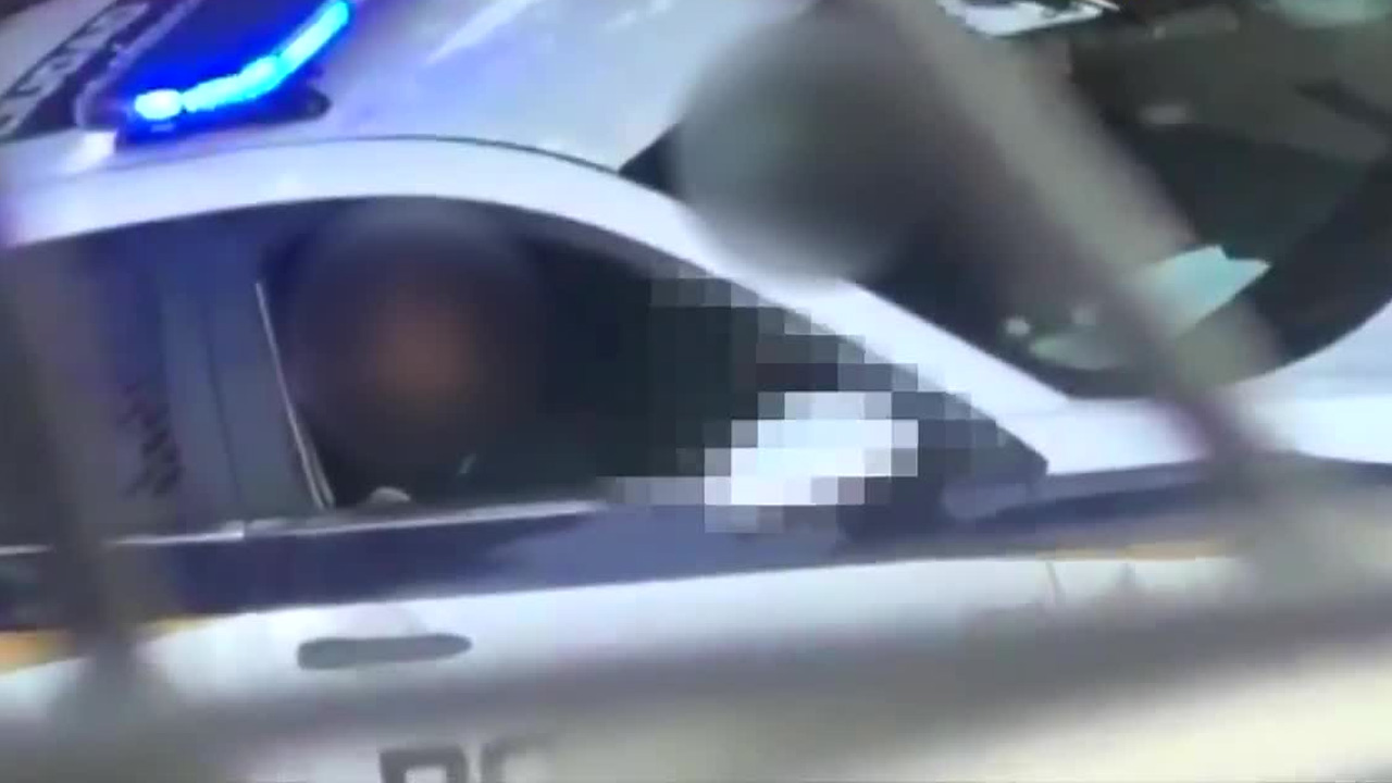 Dos policías fueron separados de sus cargos tras viralizarse un video donde se les observa teniendo relaciones sexuales dentro de una patrulla.