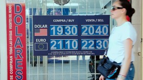 El valor del peso frente al dólar varía diariamente.
