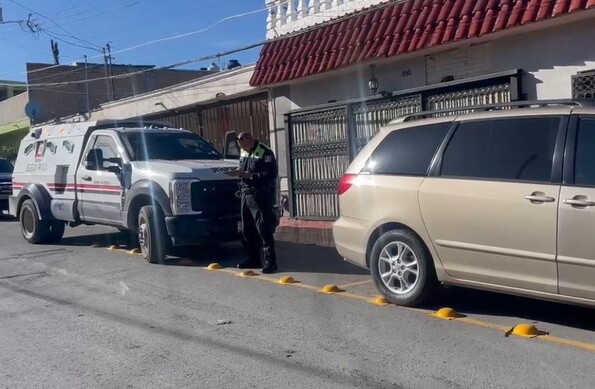 El conductor de la camioneta que atropelló al adulto mayor fue detenido en el lugar por elementos de la Policía Municipal.