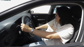 una mujer manejando un auto