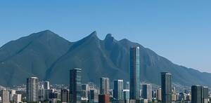Playa en Monterrey con el cerro de la Silla de fondo