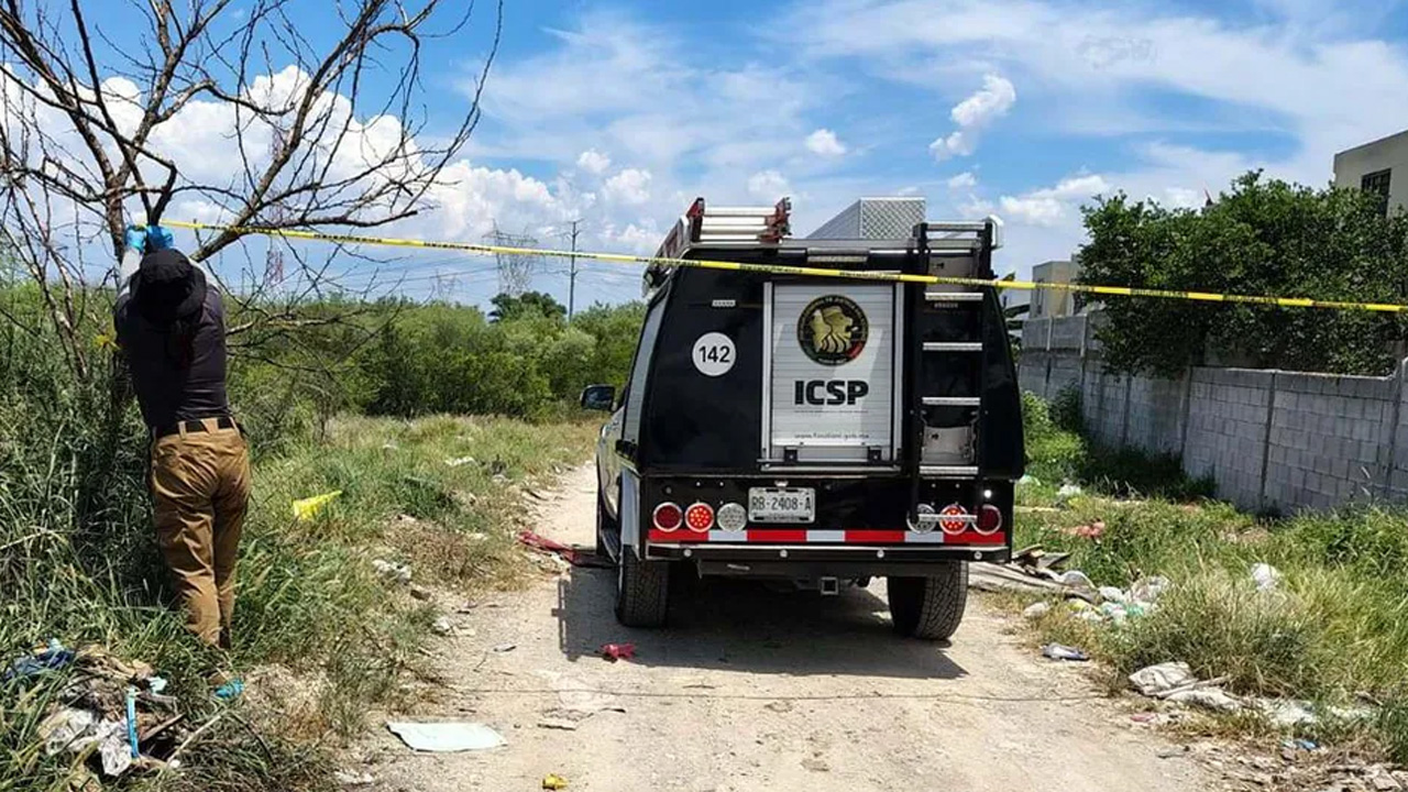 Autoridades hallaron el cuerpo de un hombre en descomposición y con signos de violencia en un terreno baldío de Pesquería, Nuevo León.