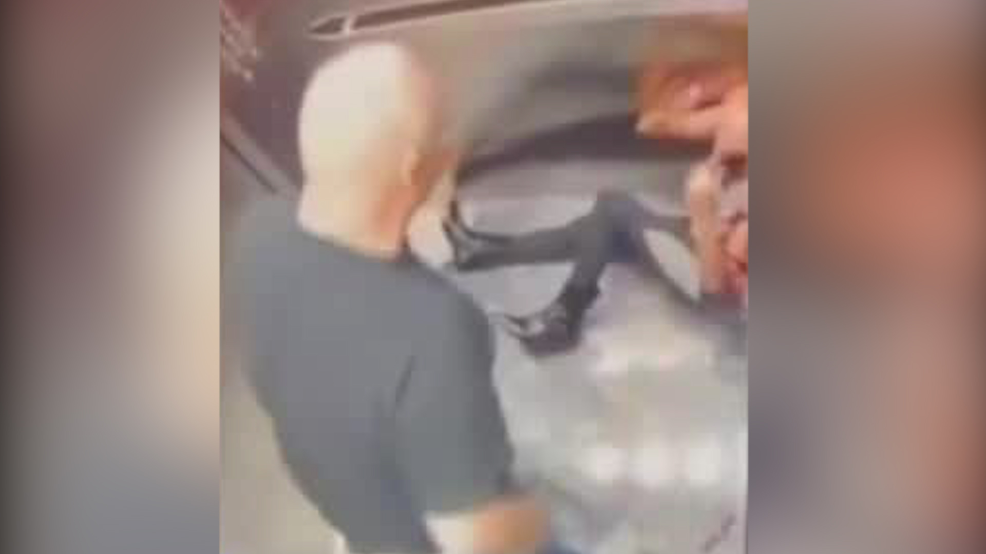 De acuerdo con reportes, no es la primera vez que se observa al sujeto agrediendo a una mujer frente al personal de vigilancia.