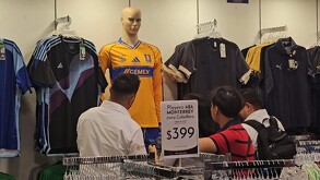Jerseys de Tigres pirata en Nuevo Mundo en Monterrey.