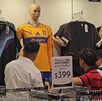 Jerseys de Tigres pirata en Nuevo Mundo en Monterrey.