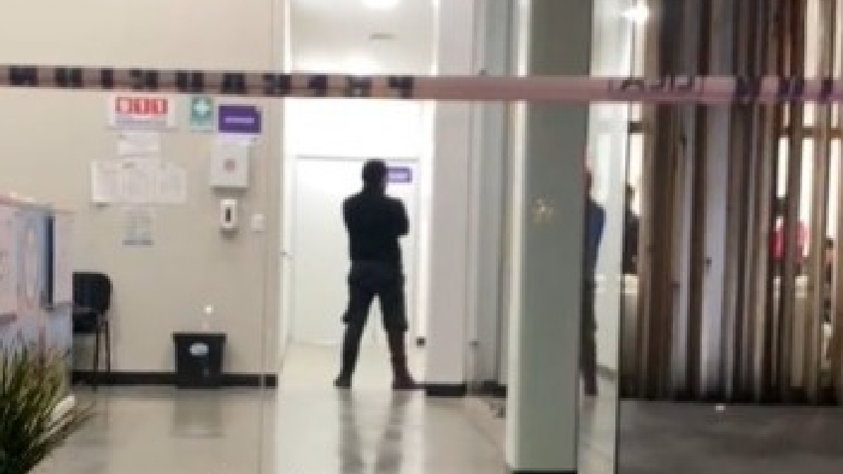 El caos se suma a otra serie de incidentes en el Albergue Temporal para la Niñez Migrante, donde incluso ha habido acusaciones por presuntos delitos sexuales. El caos se suma a otra serie de incidentes en el Albergue Temporal para la Niñez Migrante, donde incluso ha habido acusaciones por presuntos delitos sexuales.