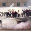 Pasajeros evacuan por rampa inflable tras fallas en avión que echaba humo en Denver; un neumático habría causado el incidente, según autoridades.