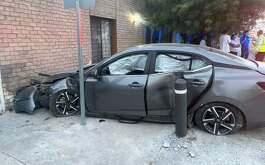 Un automóvil chocó contra la pared de un negocio en la colonia Nuevo Repueblo en Monterrey, dejando cuatro personas lesionadas.