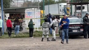 Una mujer fue asesinada por sujetos en motocicleta; su cadáver quedó tendido en el puesto de periódicos que atendía.