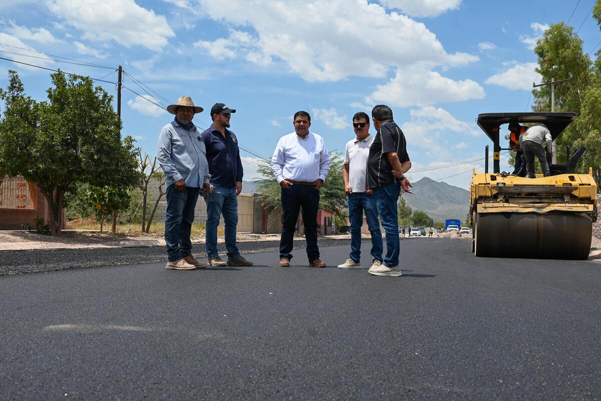 El Presidente Municipal de Lerdo, Homero Martínez Cabrera, llevó a cabo este martes supervisión en los trabajos de pavimentación en Ciudad Juárez. El Presidente Municipal de Lerdo, Homero Martínez Cabrera, llevó a cabo este martes supervisión en los trabajos de pavimentación en Ciudad Juárez.