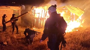 Un incendio devastador consumió por completo una vivienda, arrebatándole la vida a un niño de tan solo seis años en Bolivia.