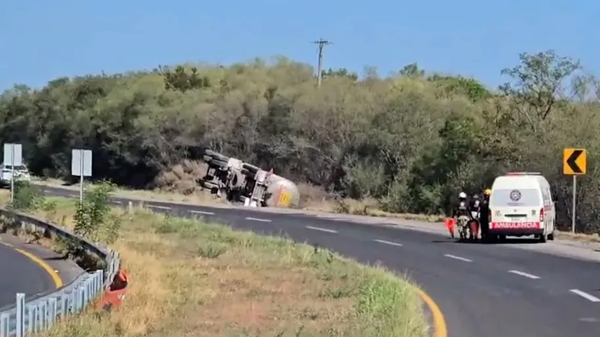 Según los primeros reportes, el tractocamión perdió parte de su carga, la cual contenía 31 mil 500 litros de gasolina.