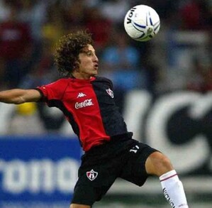 Andrés Guardado jugando en Atlas en el año 2005.