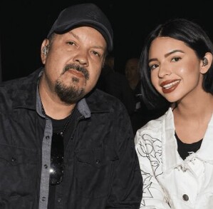 Ángela Aguilar celebra el cumpleaños de su padre.