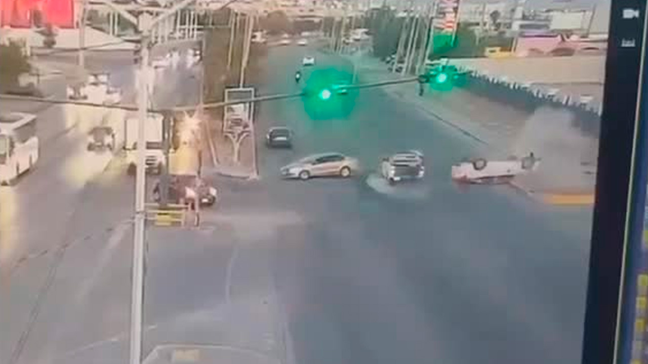 Cámaras de seguridad revelaron las circunstancias que provocaron el fuerte impacto sobre la avenida Industriales del Poniente en Santa Catarina.
