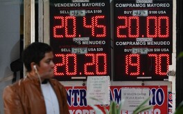 El valor del peso frente al dólar varía diariamente.