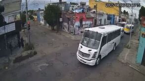 Un asaltante resultó atropellado al intentar huir, luego de que golpeó a su víctima, identificada como Mónica, mira aquí el video del momento.