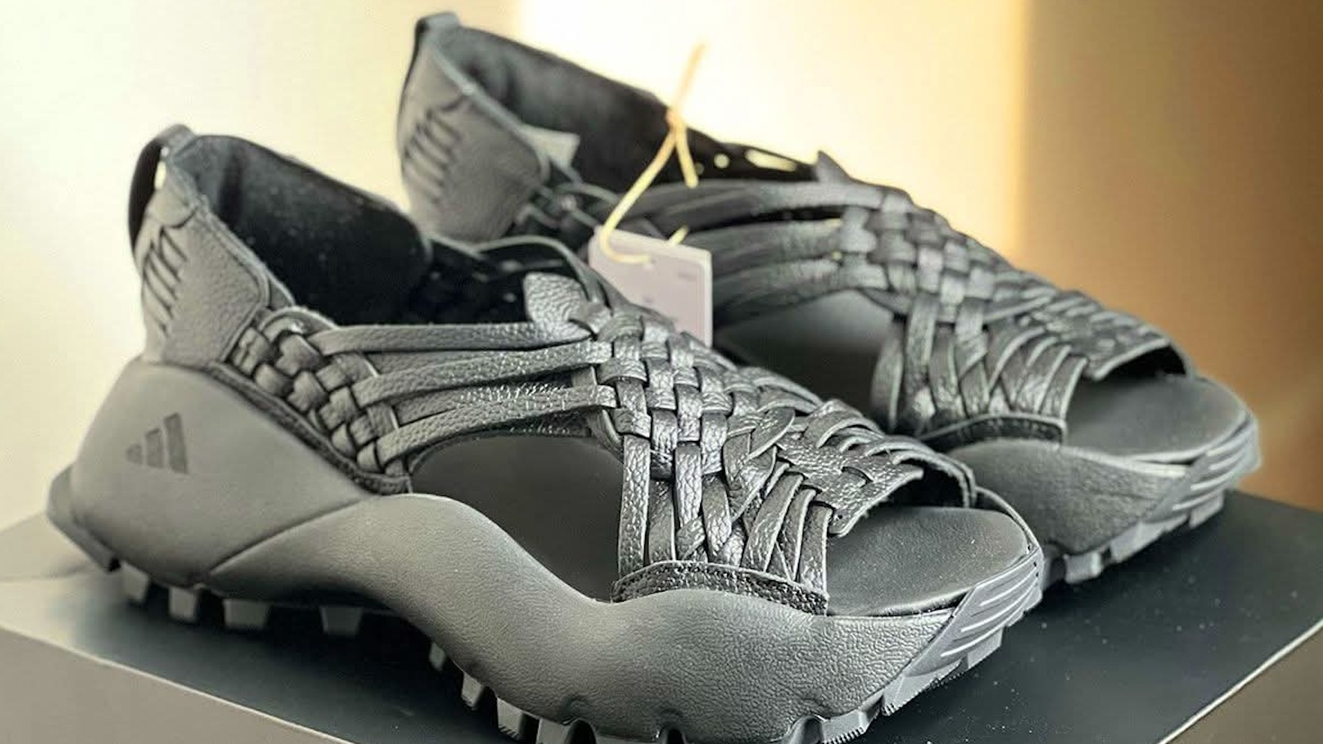 El calzado, de nombre Oaxaca Slip On, estaría hecho en china con material de cuero, contando con un precio aproximado de cinco mil pesos.