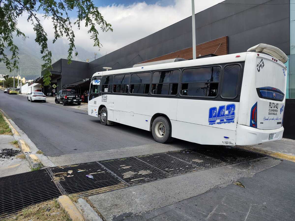 El director de Alcoholes de Santa Catarina y un chofer de ruta urbana protagonizaron una pelea a golpes en Monterrey, en donde el funcionario salió herido.