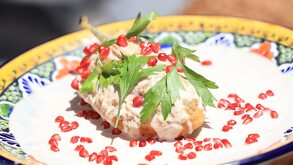 chile en nogada en un plato