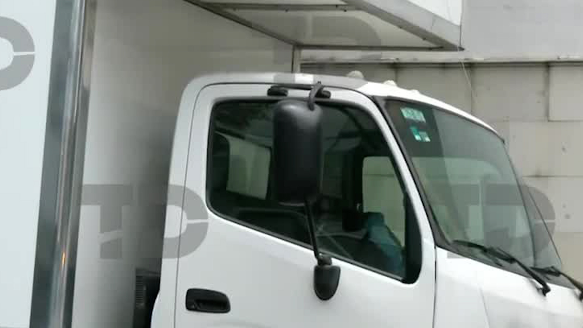 Elementos de la SCC recibieron el reporte por parte de los vecinos de una persona sin vida a bordo de su camioneta.