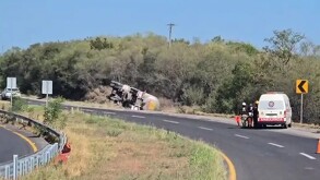 Volcadura de pipa con gasolina en Carretera Nacional en Montemorelos.