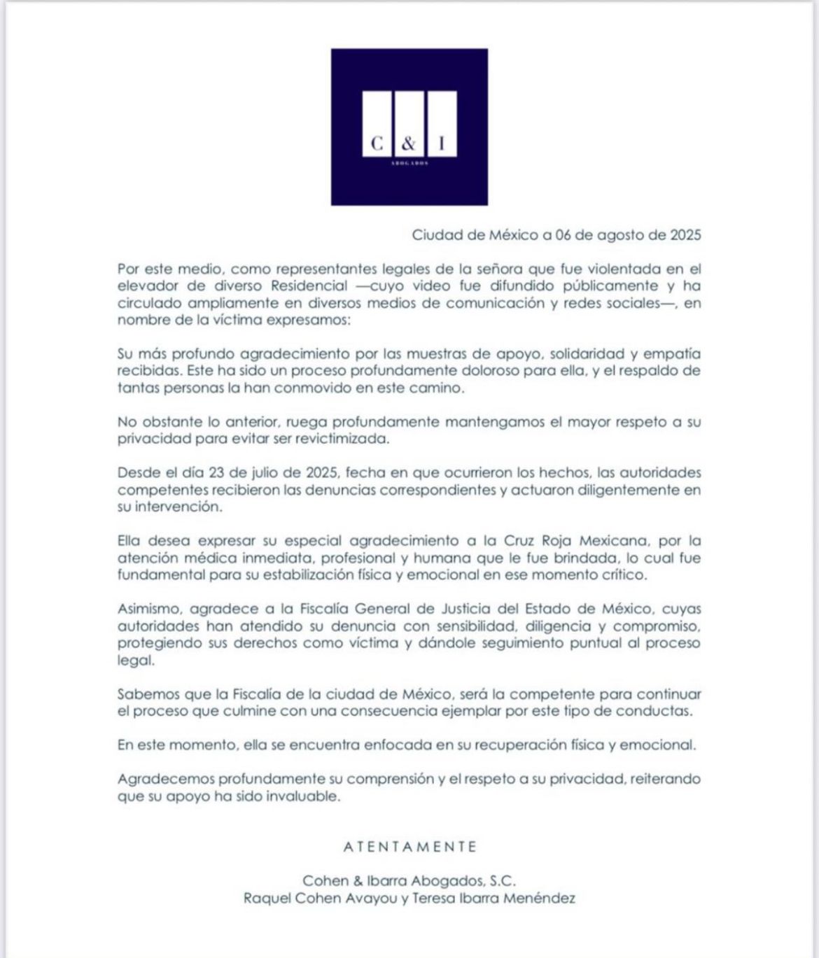 Vecinos del residencial presenciaron el ataque de Lord Elevador a su esposa por lo que llamaron a la policía
