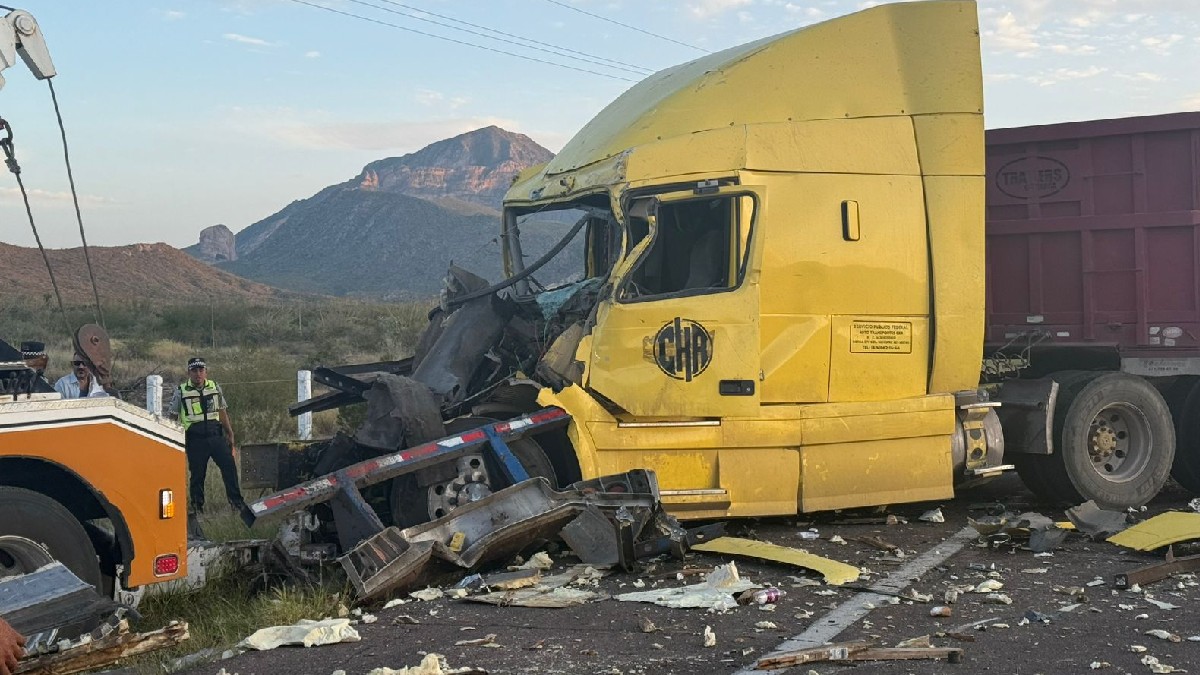 Por presunto cansancio, el conductor de un tractocamión dormitó al volante e impactó por alcance contra el remolque de un vehículo similar. Por presunto cansancio, el conductor de un tractocamión dormitó al volante e impactó por alcance contra el remolque de un vehículo similar.