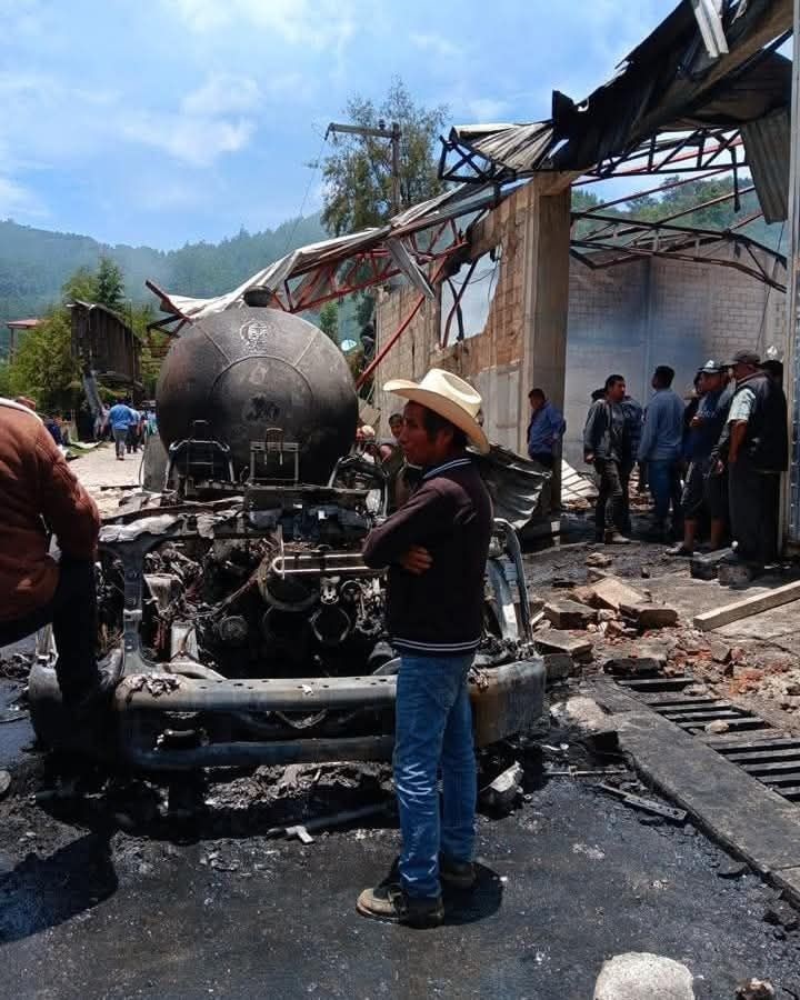 La empresa responsable por la pipa de gas tendrá que hacerse responsable por los cuantiosos daños que generó la explosión en la localidad de Tlaltzala. La empresa responsable por la pipa de gas tendrá que hacerse responsable por los cuantiosos daños que generó la explosión en la localidad de Tlaltzala.