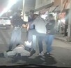 personas golpean a un hombre tendido en el piso