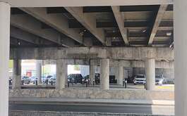 Un puente vehicular ubicado sobre la avenida Gonzalitos y Ruiz Cortines en Monterrey exhibe importantes daños en su estructura.