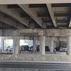 Un puente vehicular ubicado sobre la avenida Gonzalitos y Ruiz Cortines en Monterrey exhibe importantes daños en su estructura.