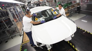 El decremento en ambas armadoras ocurre en medio de políticas arancelarias impuestas por Estados Unidos, además de distintos ajustes en la industria automotriz.