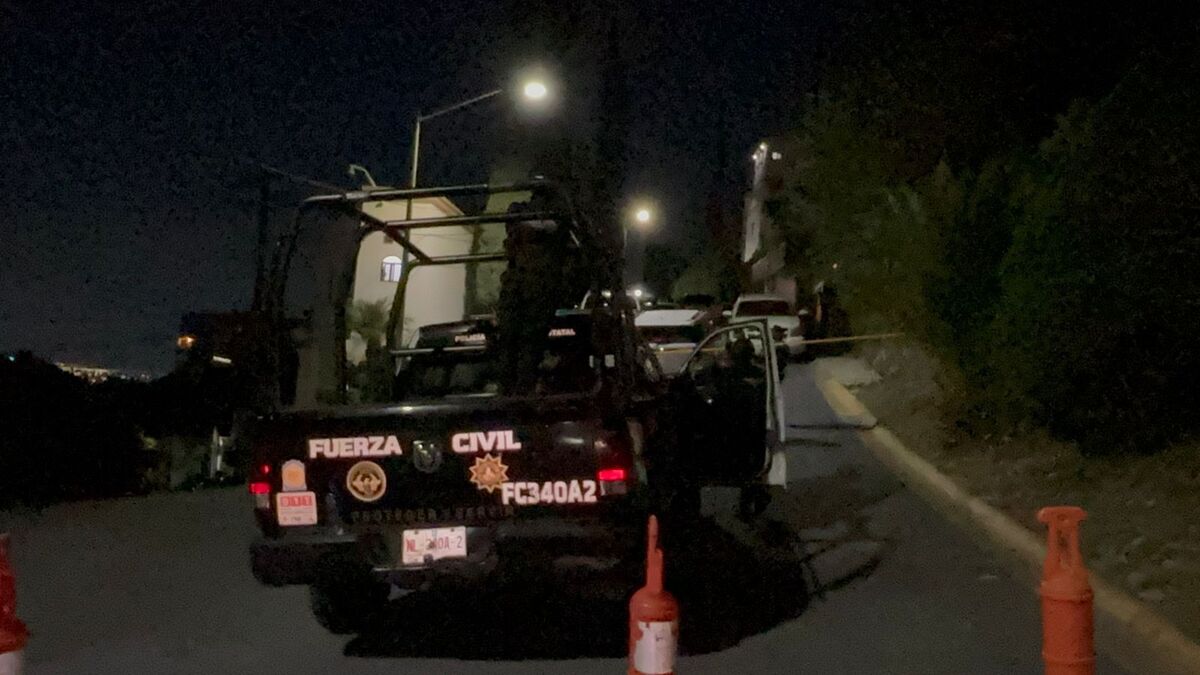 Una casa en la colonia Contry Sol del municipio de Guadalupe, Nuevo León fue cateada por autoridades estatales. Estaría ligada al narcomenudeo.