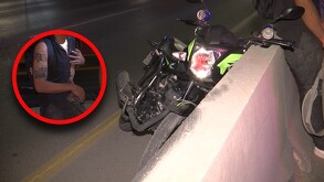 Las unidades de tránsito municipal abanderaron el área y aseguraron la motocicleta para resguardarla en el corralón.