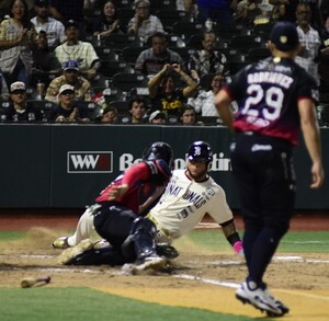 El equipo regiomontano rescató el tercer juego de la serie frente a los Tecos de los Dos Laredos.