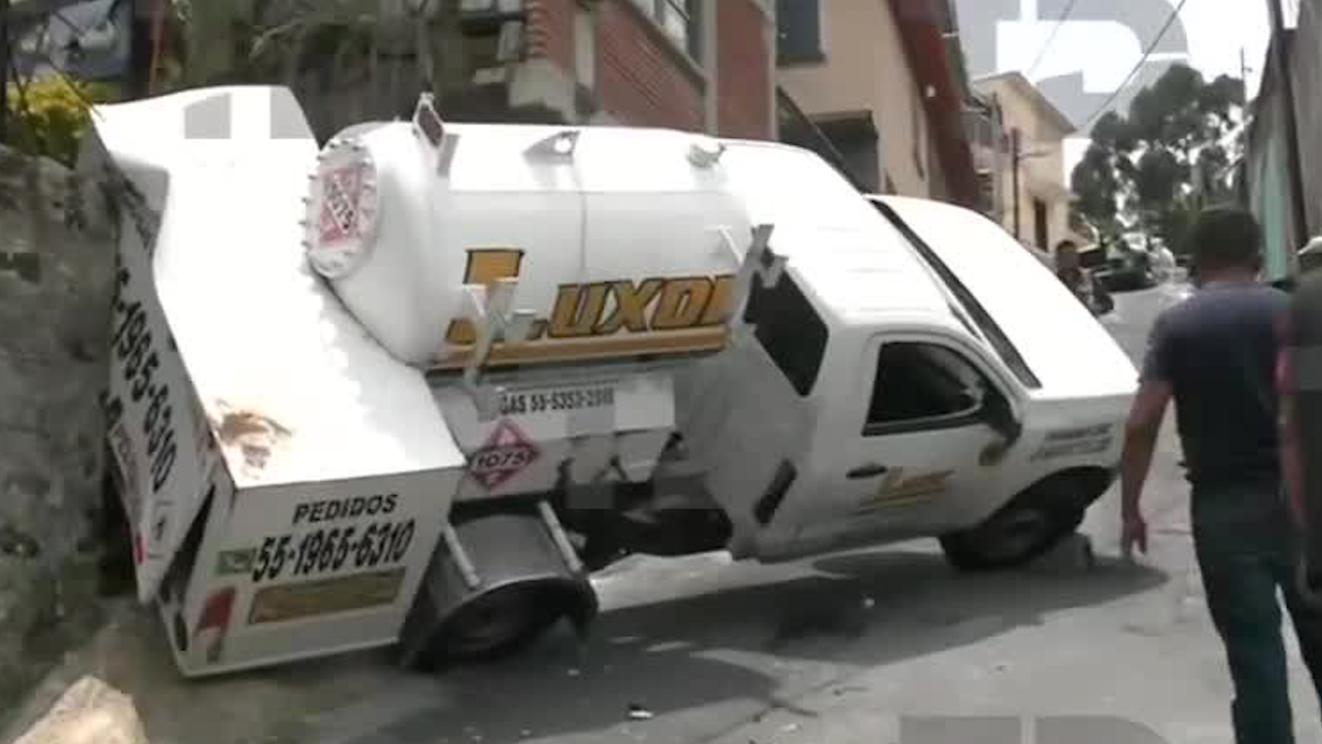 La pipa de mil doscientos litros de capacidad perdió el control al circular sobre una pendiente sobre la calle Primavera.