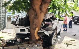 Dos jóvenes resultaron lesionados luego de chocar a bordo de una camioneta contra un árbol en la colonia Valle de las Mitras en Monterrey.