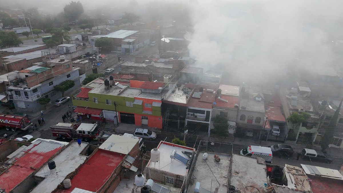 Incendio en Tonalá deja un muerto y ocho evacuados; vecinos denuncian omisión de autoridades pese a reportes por acumulación de basura en la vivienda.