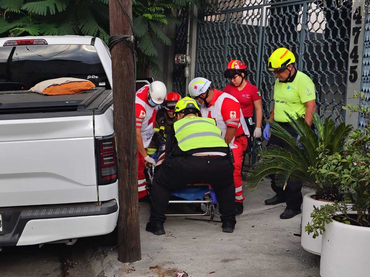 Dos jóvenes resultaron lesionados luego de chocar a bordo de una camioneta contra un árbol en la colonia Valle de las Mitras en Monterrey.
