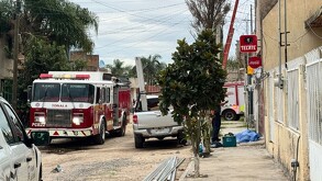 Accidente en Tonalá deja hombre muerto y joven herido al recibir descarga eléctrica y caer desde 4 metros de altura mientras instalaban paneles solares.