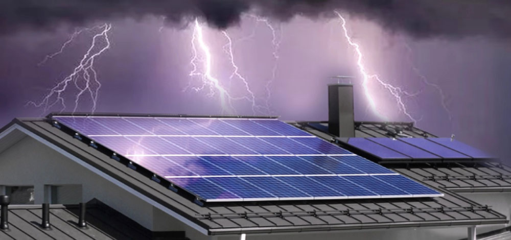 Accidente en Tonalá deja hombre muerto y joven herido al recibir descarga eléctrica y caer desde 4 metros de altura mientras instalaban paneles solares.
