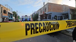 Incendio en Tonalá deja un muerto y ocho evacuados; vecinos denuncian omisión de autoridades pese a reportes por acumulación de basura en la vivienda.
