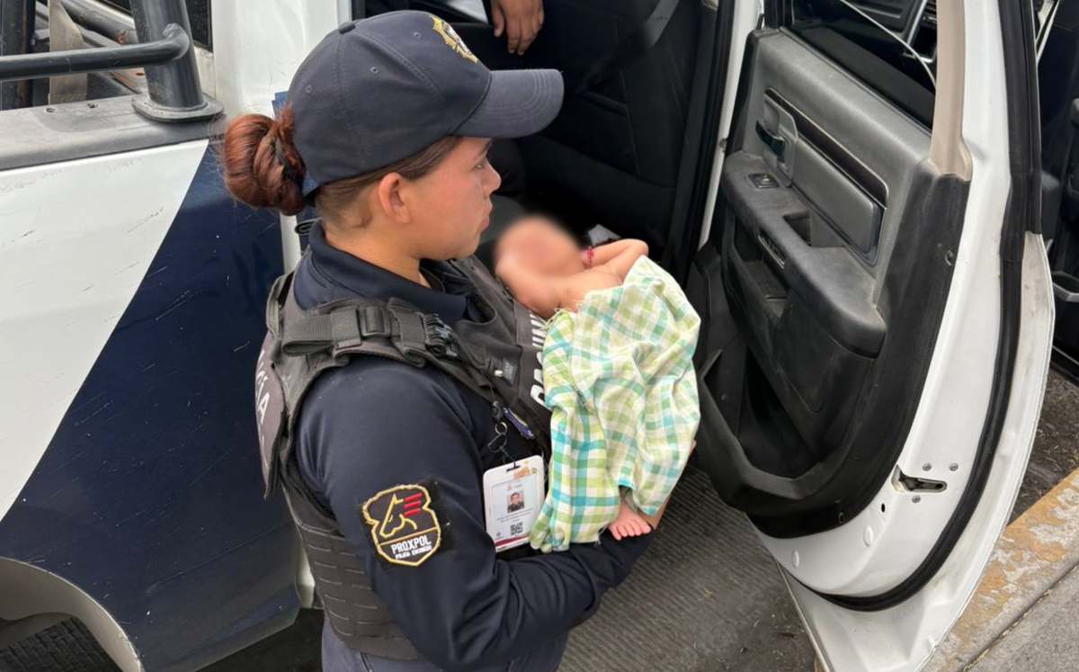 Policías del municipio de Escobedo, Nuevo León rescataron a un bebé que se encontraba dentro de un tejaban en llamas en la colonia Santa Martha.